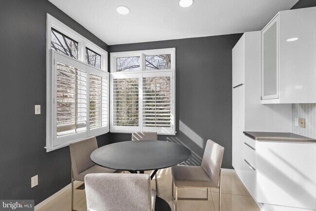 Building Photo - 1460 Waterfront Rd