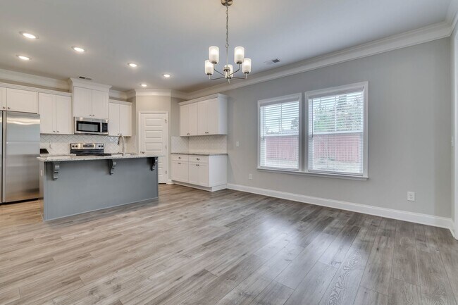 Building Photo - Discover comfort and convenience in this spacious 4-bedroom home, brimming with amenities, locate...
