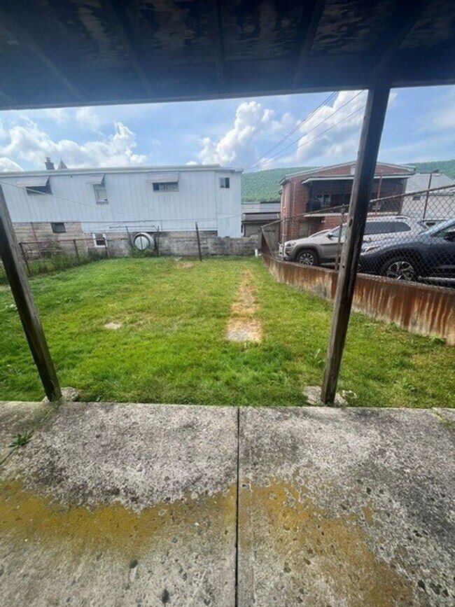 Building Photo - 3 bedroom 1 bathroom