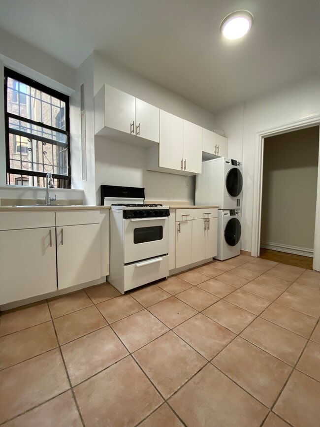 Kitchen - 975 Amsterdam Ave