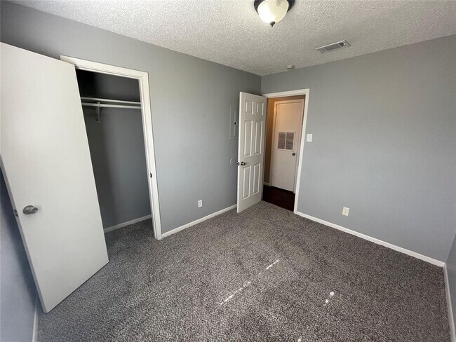 Building Photo - 2700 Sunny Ln