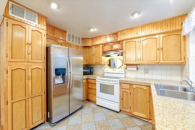 Building Photo - Fantastic 2-Bed, 2-Bath Townhouse with Pri...