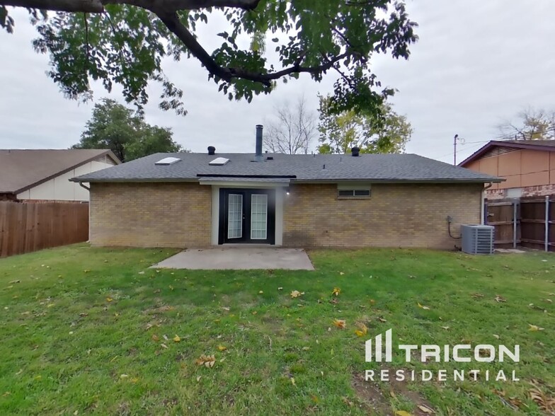 Building Photo - 2420 Heathercrest Dr