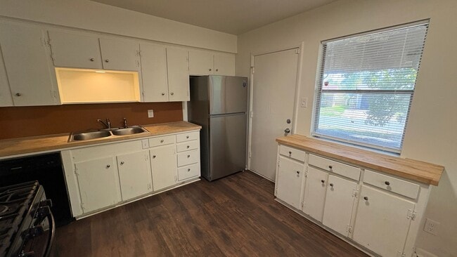 Building Photo - 27 Meldia Dr