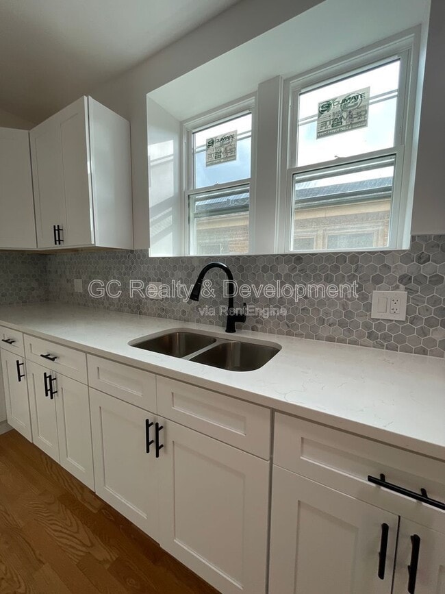 Building Photo - 7512 N Claremont Ave