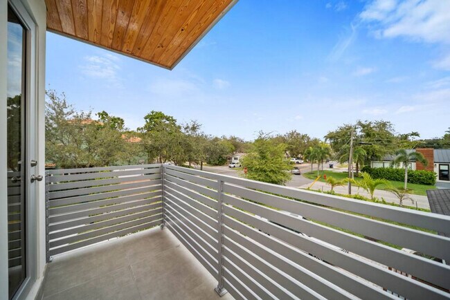 Building Photo - 1621 NE 4th Pl