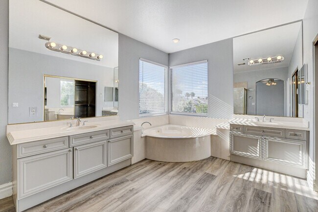 Building Photo - MASSIVE 5 BEDROOM, 2 STORY HOME IN DESIRABLE RHODES RANCH GOLF COURSE COMMUNITY!