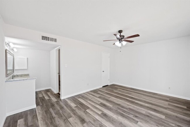 Building Photo - 2215 Overbrook Dr