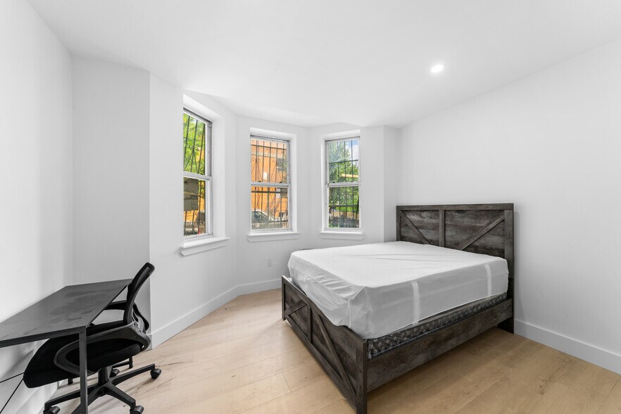 Primary Photo - 514 E 188th St