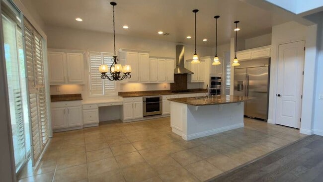 Building Photo - A Perfect Blend of Luxury, Comfort & Style
