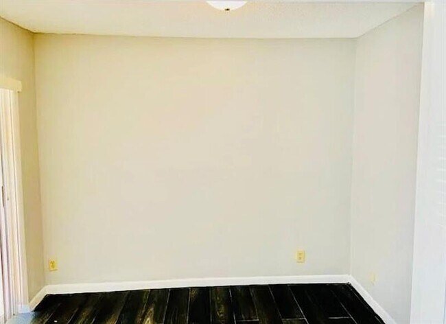 Building Photo - 9733 Westview Dr