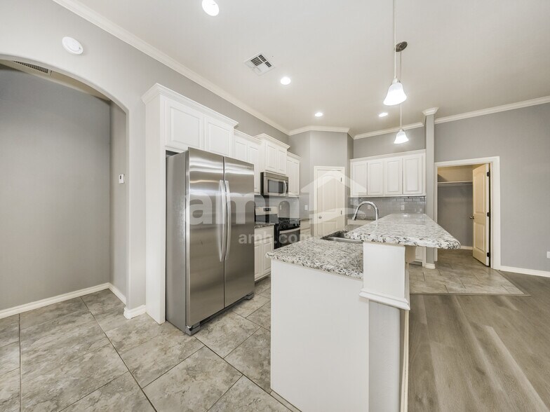 Building Photo - 416 E Charlotte Terrace