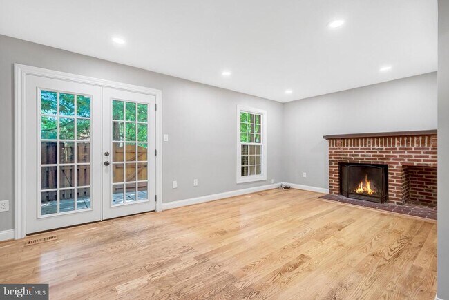 Building Photo - 2540 S Walter Reed Dr