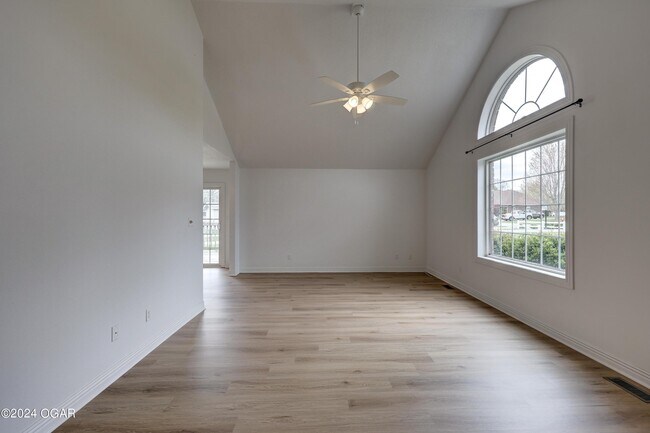 Building Photo - 301 W Briarbrook Ln