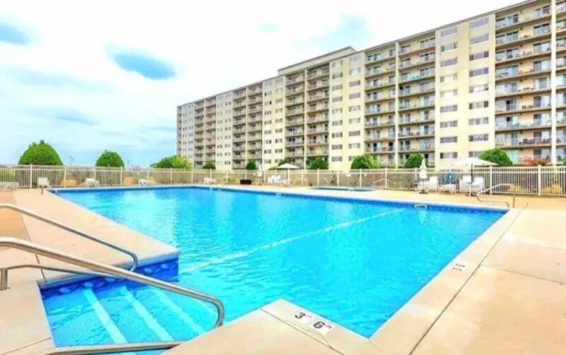 Building Photo - 200 Cove Way