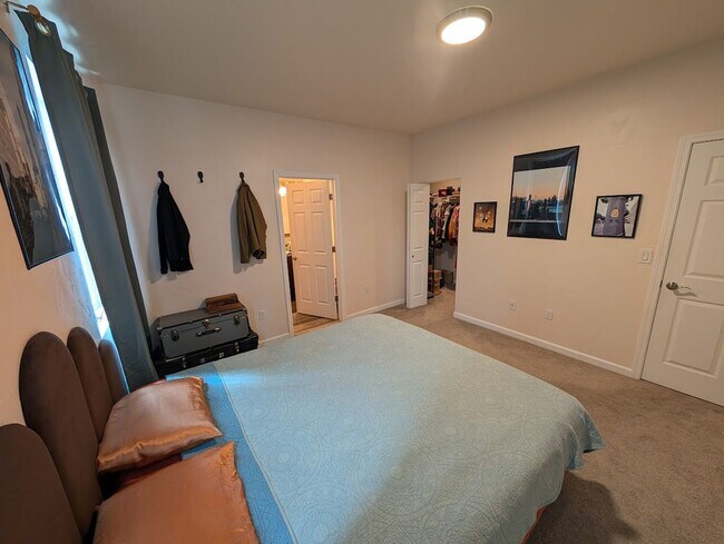 Building Photo - Newer contemporary home right downtown, al...