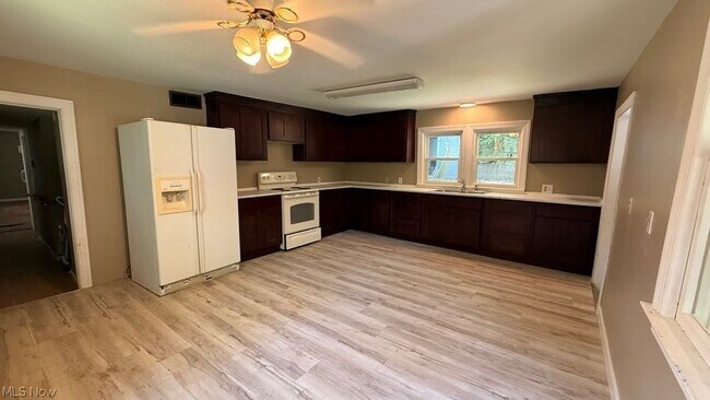 Building Photo - 629 Portage Lakes Drive