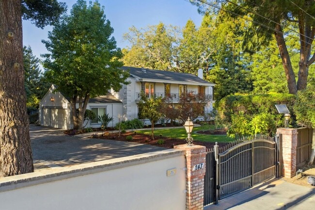 Building Photo - 243 Selby Ln