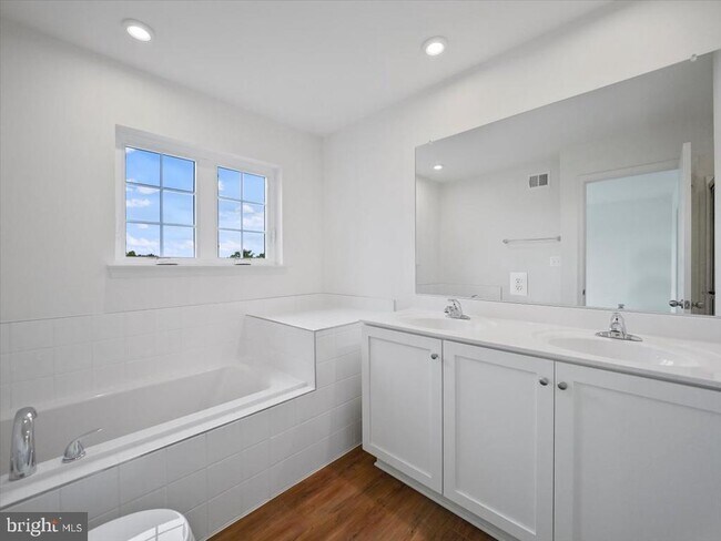 Building Photo - 266 Clifton Mnr