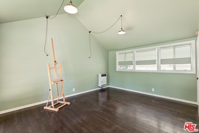 Building Photo - 515 N Kenter Ave