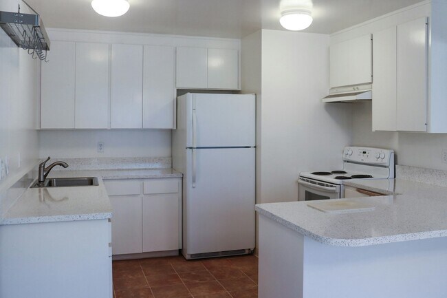 Building Photo - 18 Mooring Road, Unit 18