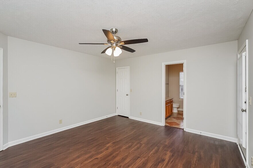 Building Photo - 3925 Calumet Dr