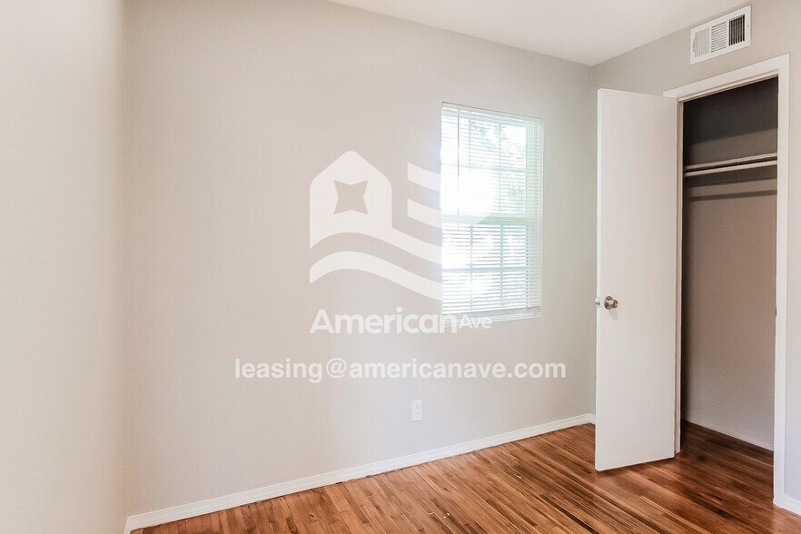 Building Photo - 143 W 50th Pl N