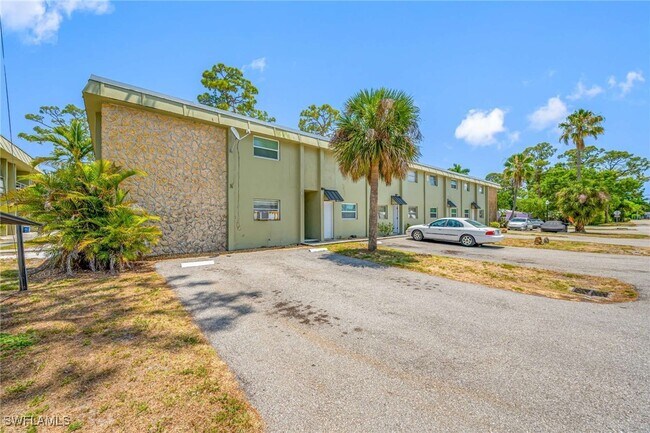 Building Photo - 1852 Golf View Ave