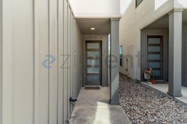 Building Photo - 6409 Berkman Dr