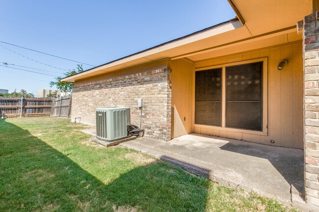 Building Photo - 3007 Allister St