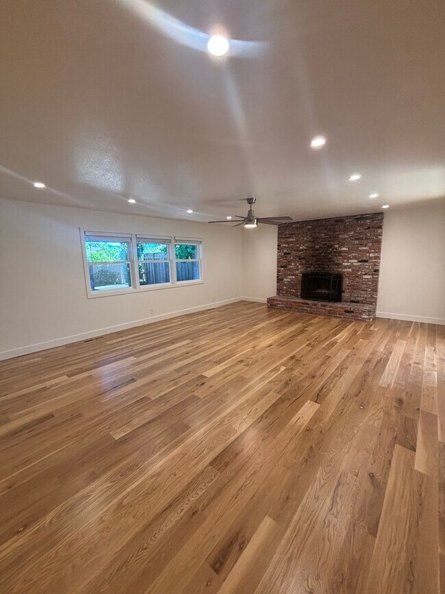 Building Photo - Recently Updated Large 4 Bedroom 2 Bathroom Bennett Valley Home