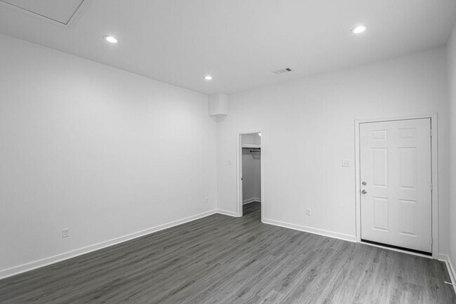 Building Photo - 223 S Park St