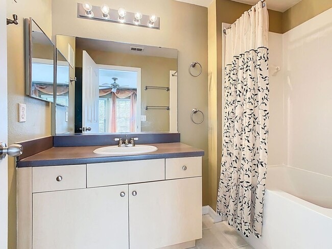 Building Photo - 2 Bedroom 2 Bathroom Townhome is Siena at ...