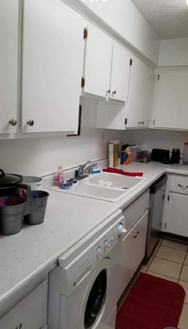 Building Photo - 1836 Colonial Village Way