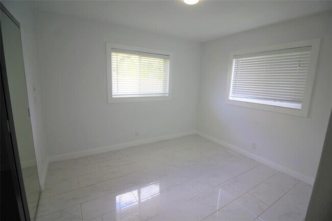 Building Photo - 160 SW 127th Ave