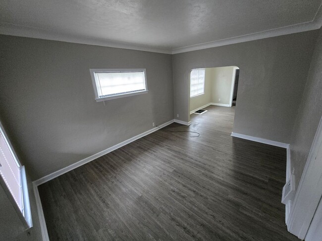 Building Photo - 2 Bedroom House