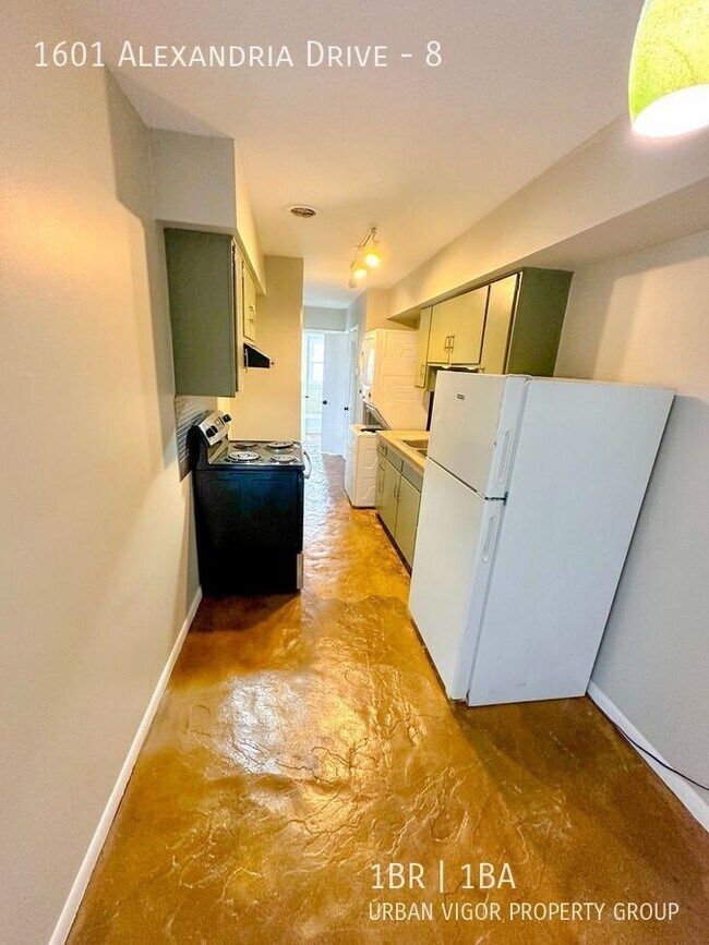 Building Photo - 1601 Alexandria Dr