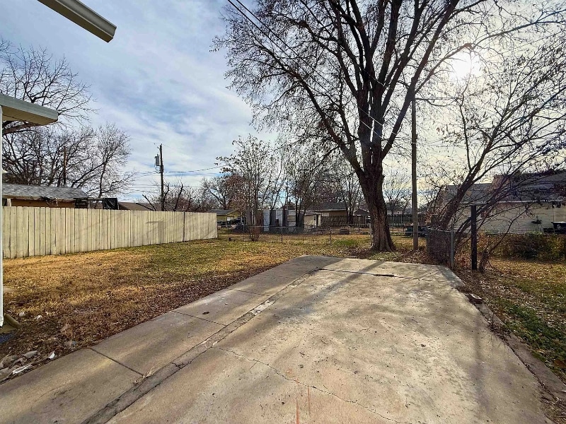 Building Photo - 904 E Ash St