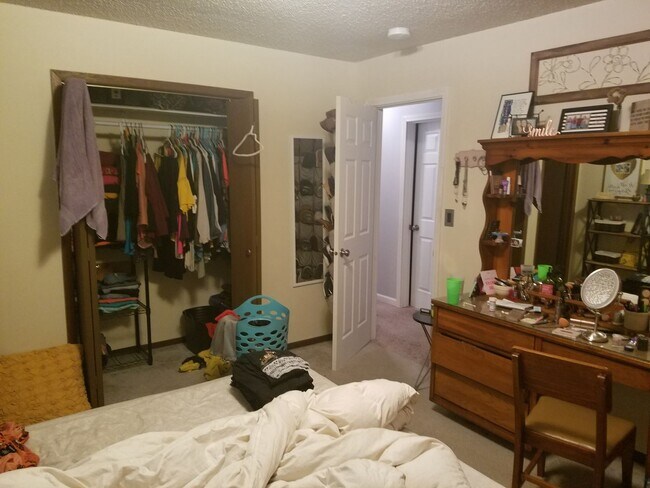 Building Photo - Cedar Falls House Available June 1st