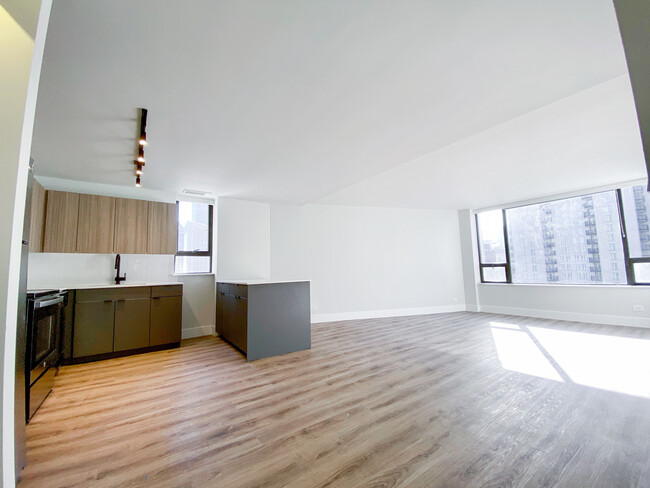 Building Photo - 2 E Oak St