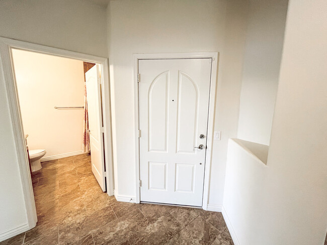 Building Photo - 3Bed/2.5Bath Townhouse at the 303 amd the ...