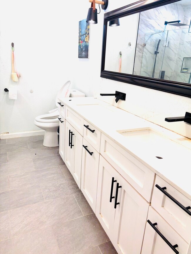 Building Photo - 2506 Cabrillo Dr