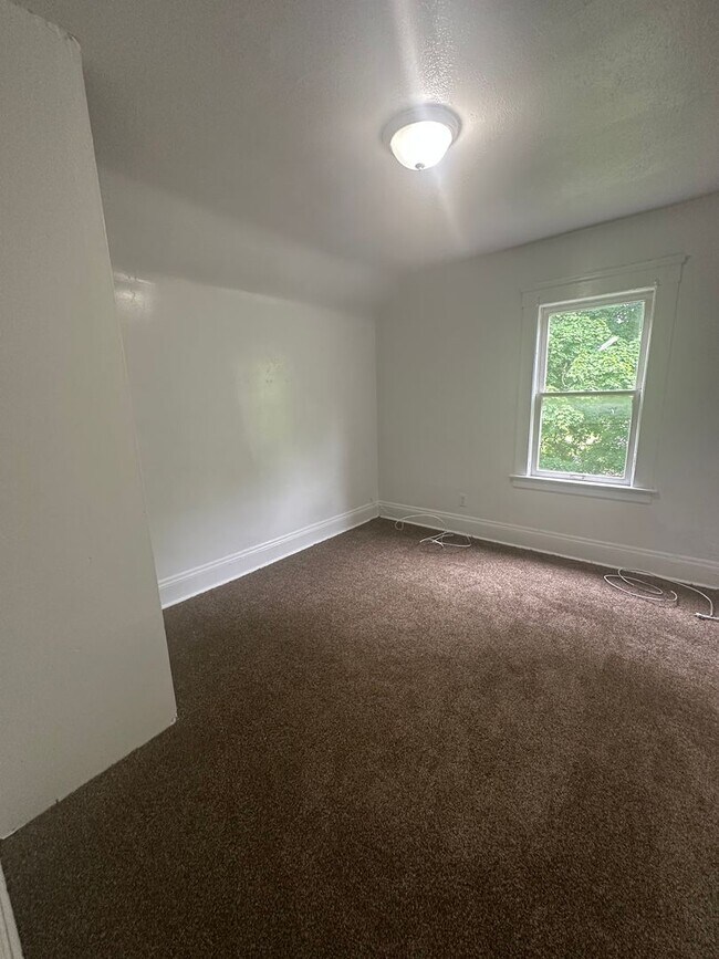 Building Photo - 3bd Single Section 8