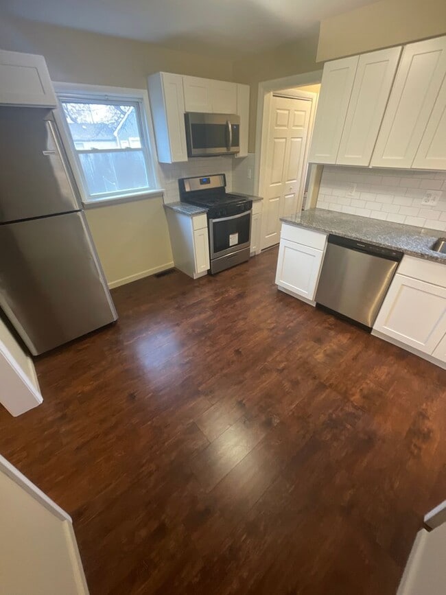 Building Photo - Charming 2 Bedroom Home - Move in Ready