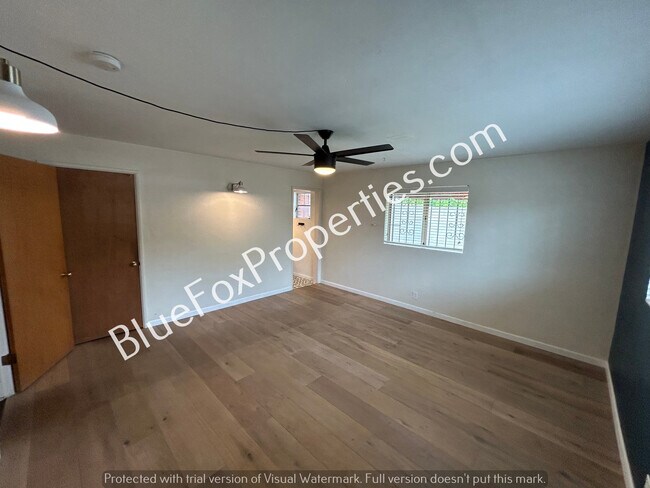 Building Photo - 3523 N Stewart Ave
