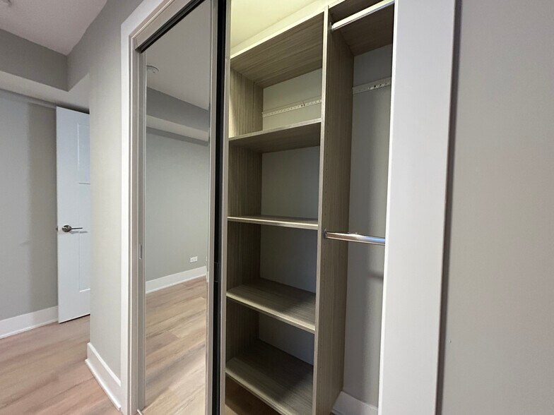 Building Photo - 1214 N La Salle Dr