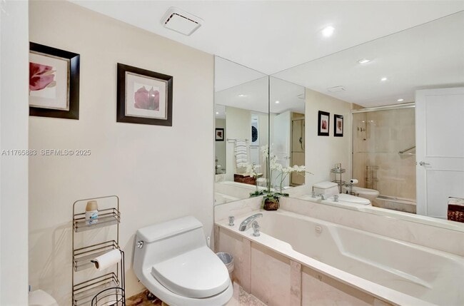 Building Photo - 520 Brickell Key Dr