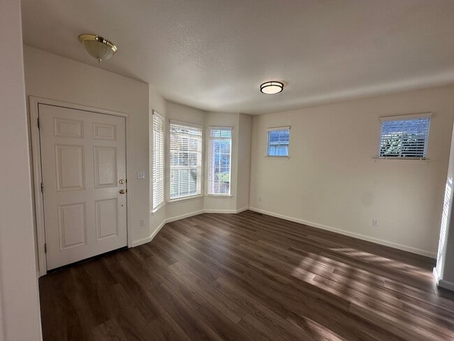 Building Photo - Charming Chichester Home