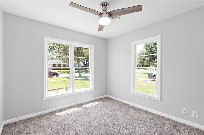 Building Photo - 722 Mary Lake Dr