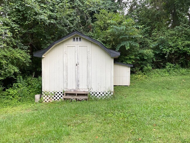 Building Photo - Clean and tidy 3 bedroom/1 bath near Cherokee Park